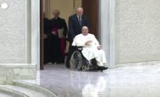 Il Papa interrompe la lettura: "Ho ancora la bronchite"