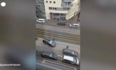 Auto su una manifestazione a Monaco, la polizia sul luogo