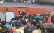 India: ressa per il treno diretto al raduno indu', 15 morti a New Delhi