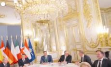 Vertice sull'Ucraina all'Eliseo, l'affettuoso commiato fra Macron e Meloni