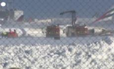 Aereo si capovolge in fase di atterraggio a Toronto, almeno 18 feriti