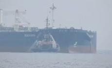 La petroliera Seacharme e' arrivata al porto di Savona