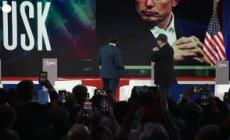 Musk sul palco con una motosega, regalo del presidente argentino Milei