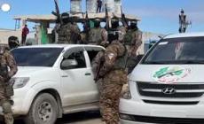 Hamas rilascia altri tre ostaggi, sul palco a Nuseirat