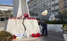 Roma, al Gemelli palloncini e preghiere per Papa Francesco