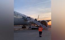 Aereo atterrato a Fiumicino per allarme bomba, passeggeri evacuati