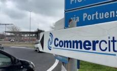 Maxi colpo in un centro commerciale a Roma, automobili a  fuoco per fuggire