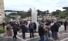 Papa ricoverato, anche oggi fedeli in preghiera davanti al Gemelli