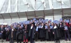 Flash mob dei magistrati davanti la Cassazione: mostrano la Costituzione