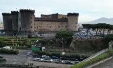 Napoli, pulizie al Maschio Angioino: rimosse baracche e rifiuti dagli spalti