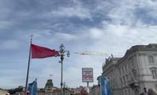 Trieste, le Frecce tricolori omaggiano l'Amerigo Vespucci