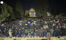 Primo giorno di Ramadan, i fedeli musulmani in preghiera