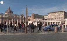 Papa ricoverato, terza domenica senza Bergoglio: poca gente a San Pietro
