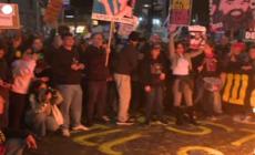 Manifestanti in piazza a Tel Aviv per il rilascio degli ostaggi