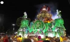 Carnevale a Rio, esplosione di colori e gioia fra carri e costumi