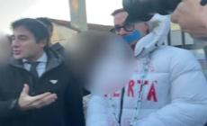 Gallarate, porno-attore "censurato" s'incatena per protesta