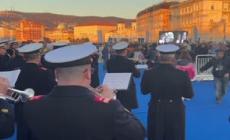 La banda della Marina militare suona ai piedi dell'Amerigo Vespucci
