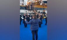 La banda della marina "diretta" da un giovanissimo direttore d'orchestra