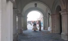 Carnevale a Trieste, folla in maschera riempie piazza Unita' d'Italia