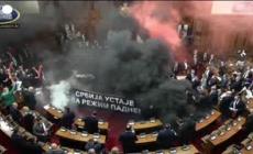 Serbia, incidenti e tumulti in Parlamento a Belgrado