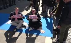Tensione al sit in dei Balneari con il radicale Hallisey e Grieco