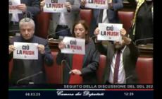 Ddl spazio, Avs protesta con cartelli con scritto "Giu' la Musk"