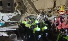 E' viva la donna intrappolata sotto la palazzina crollata a Bari