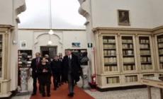 Catania, il ministro della Cultura Giuli visita la biblioteca Ursino Recupero