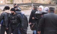 I palestinesi musulmani ai checkpoint israeliani per entrare a Gerusalemme