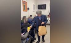 8 marzo, il presidente Anm omaggia le donne con un mazzetto di mimose