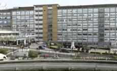 Papa, I fedeli pregano fuori dal Gemelli