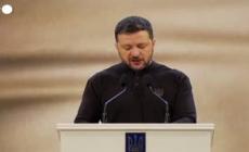 Zelensky ironizza per non essere in giacca e cravatta dopo quanto successo alla Casa Bianca