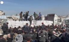 Gaza, la fila per ricevere sacchi di farina da un centro di distribuzione dell'Unrwa