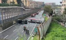 Napoli, autocisterna si ribalta sulla Tangenziale: stop al traffico