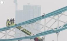 Londra, salvato un uomo che si era arrampicato sul Tower Bridge
