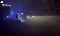 Ucraina,  attacco russo su Odessa: i pompieri cercano di spegnere un incendio