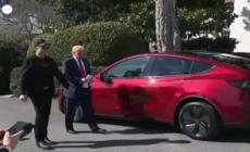 Show di Trump fra le Tesla di Musk alla Casa Bianca