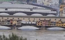 Allerta rossa per il maltempo in Toscana, a Firenze preoccupa l'Arno