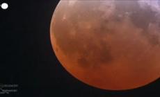 L'eclissi totale della Luna "rosso sangue" nel cielo di Los Angeles