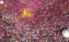 India, Ahmedabad si colora per celebrare l'Holi