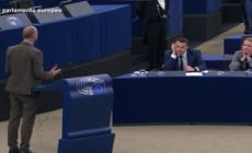 Risate all'Europarlamento, il deputato belga: "Vergognatevi"