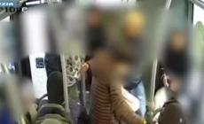 Milano, anziana picchiata per rapina in autobus: cinque fermati