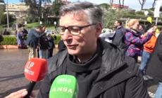 Papa ricoverato, padre Fortunato con i bambini davanti al Gemelli