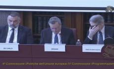 Draghi ai parlamentari: "Vedo che guardate gli orologi, quindi vi ringrazio per l'attenzione"