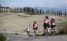 In discesa perde il controllo della bici: 58enne si schianta contro un muro e muore 