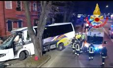 Autobus fuori strada a Brescia, un morto e due feriti gravi