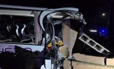Autobus fuori strada a Brescia, sale a due il numero dei morti