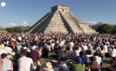 Messico, i turisti festeggiano l'equinozio di primavera a Chichen Itza