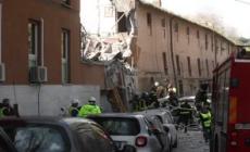 Crolla abitazione a due piani a Roma dopo esplosione, uomo estratto vivo