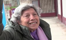 La signora con i fiori gialli salutata dal Papa: "Torna presto tra noi"
